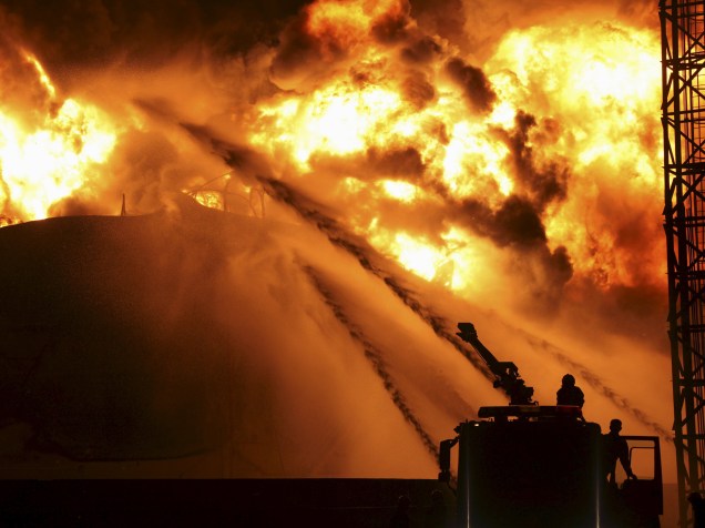 Bombeiros combatem as chamas em uma petroquímica em Zhangzhou, China. O fogo, que já havia sido apagado pelos bombeiros, recomeçou tarde da noite - 08/04/2015