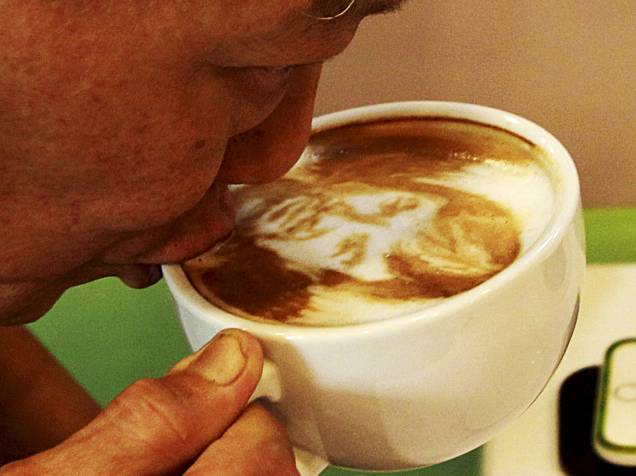 Homem bebe café com desenho do campeão de boxe, Manny Pacquiao, na cafeteria Bunny Maker, Filipinas. Os clientes podem pedir que seu café seja decorado com caricaturas