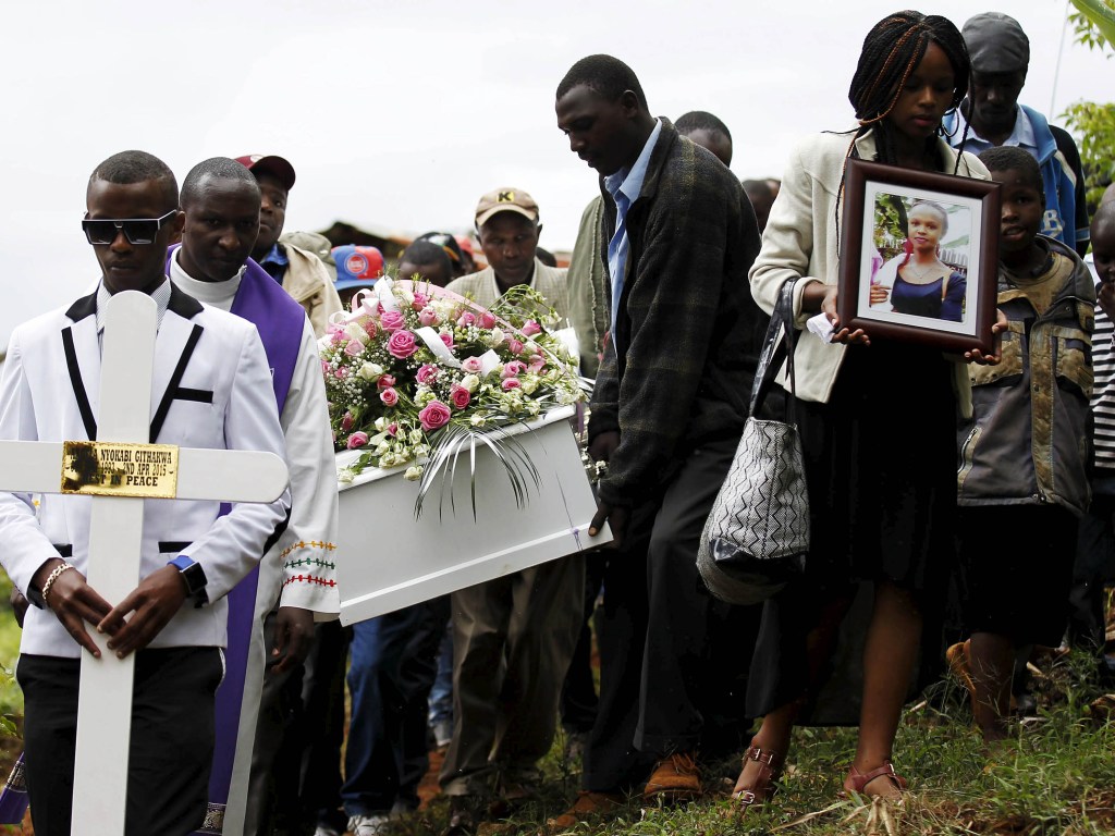 Familiares carregam o caixão de Angela Nyokabi, uma estudante morta durante o ataque de homens armados que deixou 148 mortos na Universidade Garissa, no Quênia - 10/04/2015
