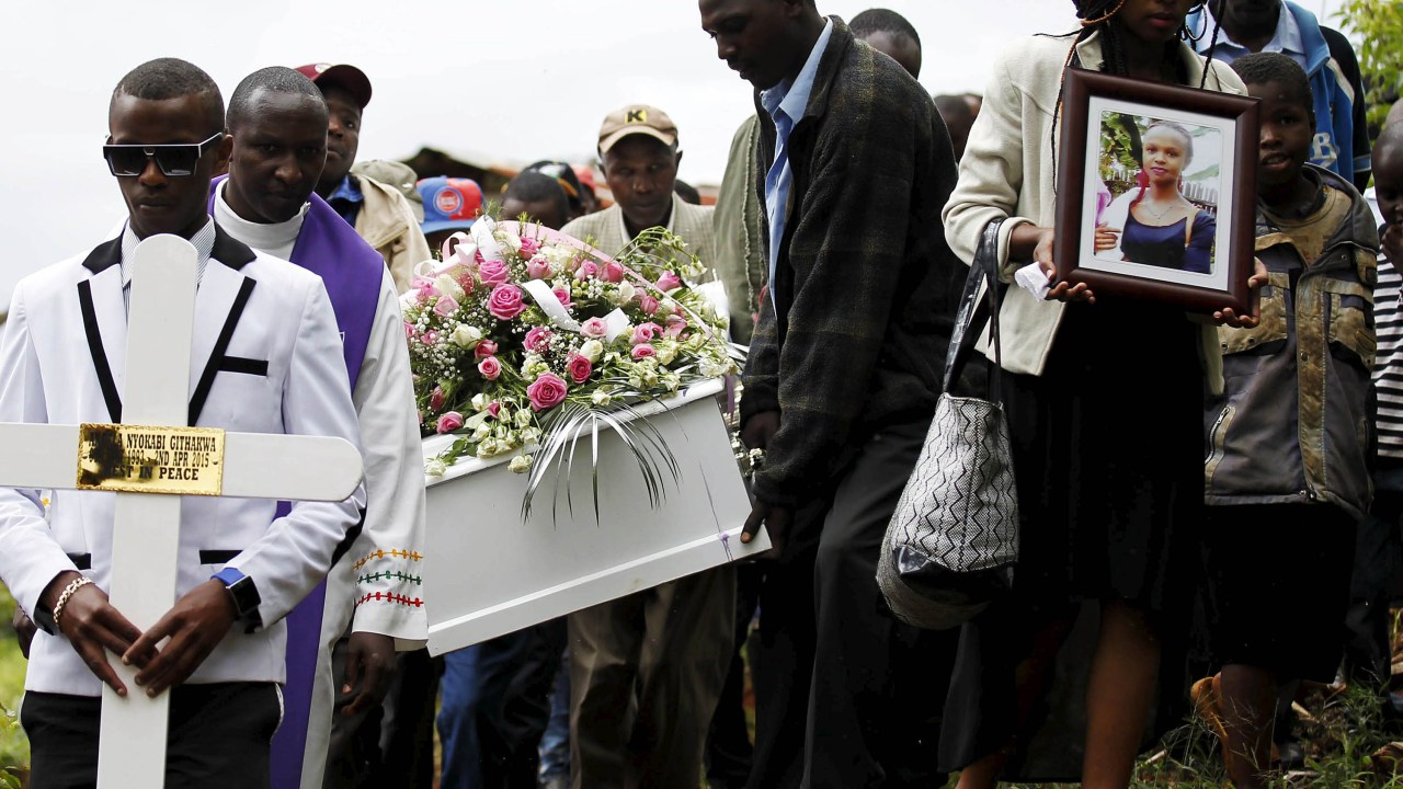 Familiares carregam o caixão de Angela Nyokabi, uma estudante morta durante o ataque de homens armados que deixou 148 mortos na Universidade Garissa, no Quênia - 10/04/2015