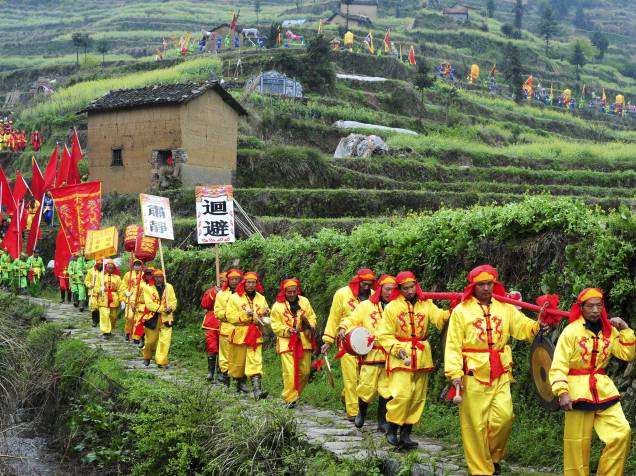 Em Wuyi, na China, camponeses com roupas tradicionais participam de festival para pedir boa sorte nas colheitas