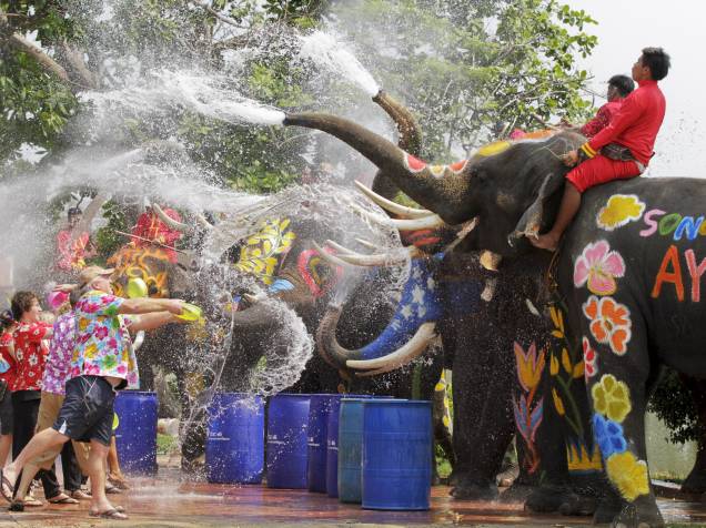 Elefantes jogam água em turistas em Bangcoc durante celebração do Songkran, principal festival da Tailândia, que marca o início do Ano Novo Tailandês
