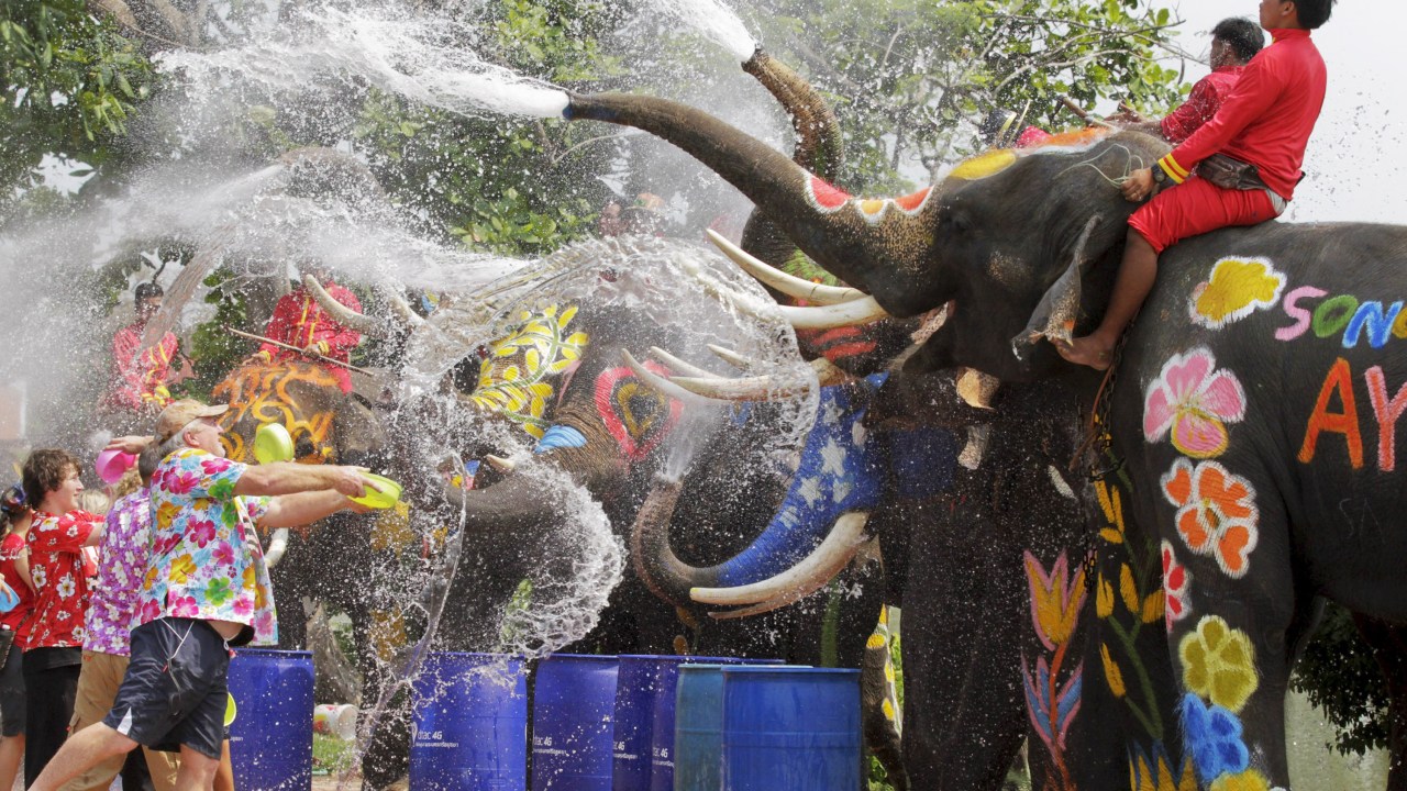 Elefantes jogam água em turistas em Bangcoc durante celebração do Songkran, principal festival da Tailândia, que marca o início do Ano Novo Tailandês - 10/04/2015
