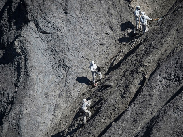 Imagem divulgada pelo Ministério do Interior da França mostra o trabalho das equipes de resgate para recolher destroços do local do acidente do Airbus A320 da companhia alemã Germanwings nos Alpes - 13/04/2015