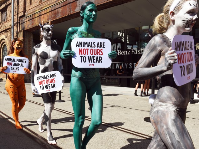 Com cartazes contra o uso de pele, lã e couro, ativistas do PETA (Pessoas pelo Tratamento Ético dos Animais) desfilam com os corpos pintados em frente ao local onde ocorre a Semana de Moda da Austrália - 13/04/2015