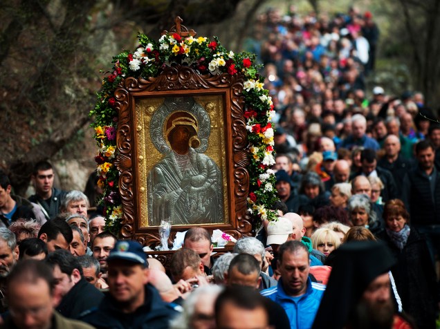 Peregrinos búlgaros carregam um ícone da Virgem Maria durante uma procissão religiosa marcando o segundo dia da Páscoa ortodoxa, no mosteiro da cidade de Bachkovo - 13/04/2015