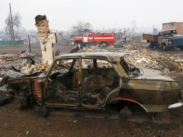 Carcaça de veículo queimado é visto em Shyra, região de Cacássia, na Rússia. Incêndios florestais mataram ao menos 15 pessoas na região sul da Sibéria - 13/04/2015