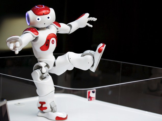 Robô humanoide batizado de Nao, da Aldebaran Robotics, se equilibra durante apresentação em Tóquio, no Japão - 13/04/2015
