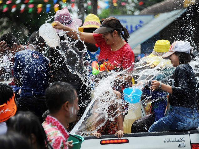 Em festival de água conhecido como Songkran, foliões celebram o Ano Novo Tailandês na província de Narathiwat - 13/04/2015