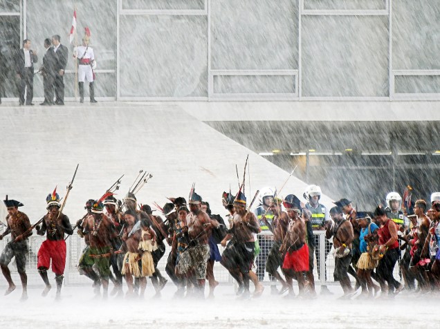 Grupos indígenas fazem dança da chuva em frente do Palácio do Planalto, em Brasília, durante manifestação - 14/04/2015