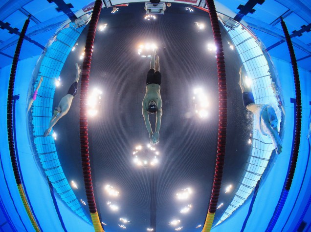 Competidores participam da prova dos 400 metros nado livre durante o primeiro dia do Campeonato de Natação Britânico em Londres - 14/04/2015
