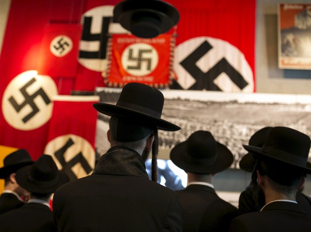 Judeus ultra-ortodoxos visitam o Museu de História do Holocausto, em Yad Vashem, Jerusalem - 14/04/2015