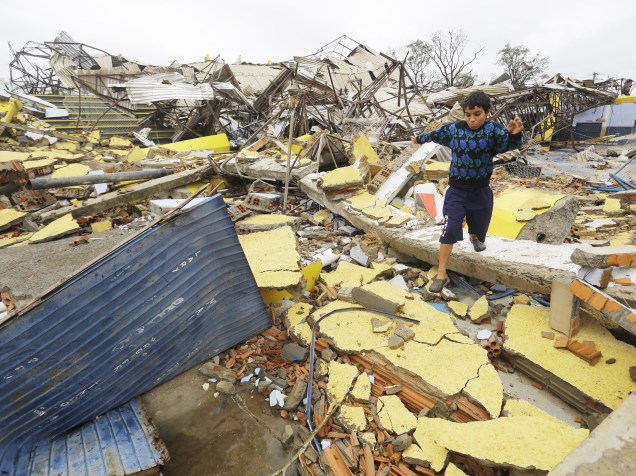 Vista do ginásio de esportes de Xanxerê (SC). A cidade foi atingida por um tornado na tarde de segunda-feira (20), pelo menos mil famílias ficaram desabrigadas após a passagem do fenômeno - 22/04/2015