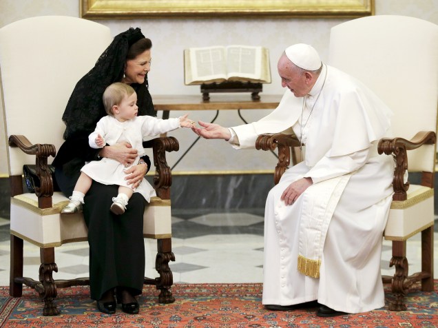 A rainha Silvia da Suécia segura sua neta, a princesa Leonore, durante audiência com o papa Francisco no Vaticano, nesta segunda - 27/04/2015