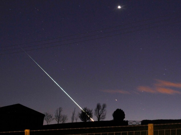 Meteorito cria um rastro de luz enquanto cruza o céu noturno em Yorkshire, Inglaterra - 27/04/2015