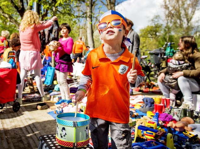 Menino brinca com seu tambor durante o Dia do Rei em Amsterdã. O feriado nacional tem sido uma tradição há várias gerações na Holanda - 27/04/2015
