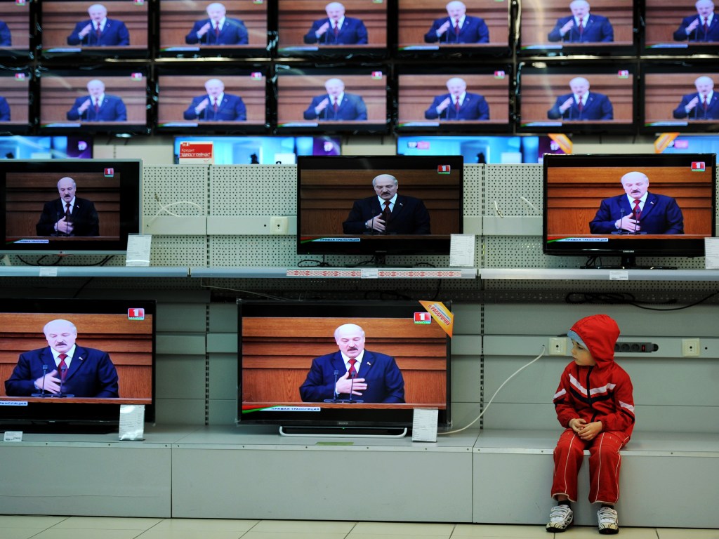 Menino é fotografado em uma loja de aparelhos de TV em Minsk na Bielorrússia, durante a transmissão do discurso anual do presidente Alexander Lukashenko - 29/04/2015