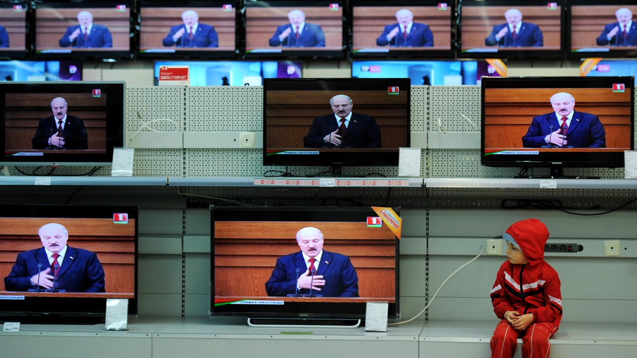 Menino é fotografado em uma loja de aparelhos de TV em Minsk na Bielorrússia, durante a transmissão do discurso anual do presidente Alexander Lukashenko - 29/04/2015