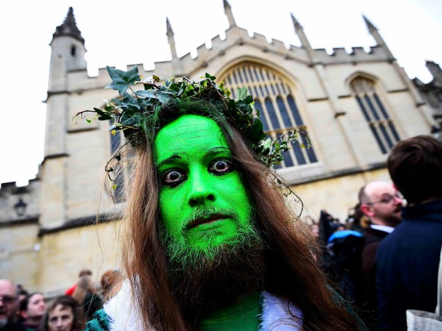 Folião durante as celebrações do Dia de Maio em Oxford, Grã-Bretanha