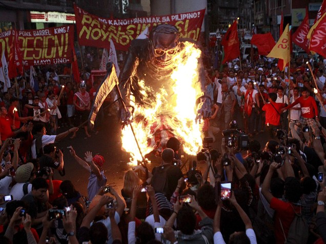 Durante o Dia do Trabalho, boneco representando o presidente filipino, Benigno Aquino, é queimado em Manila
