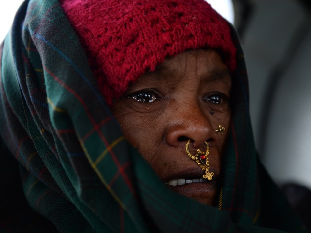 Na cidade de Baluka, mulher chora ao ser resgatada da região afetada pelo terremoto no Nepal