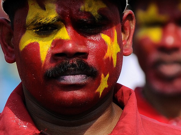 Em Colombo, no Sri Lanka, homens participam de passeata do Dia do Trabalho