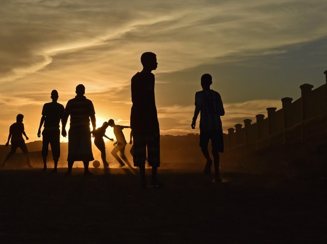 Meninos jogam futebol em Balbala, região no subúrbio da cidade de Djibouti - 04/05/2015