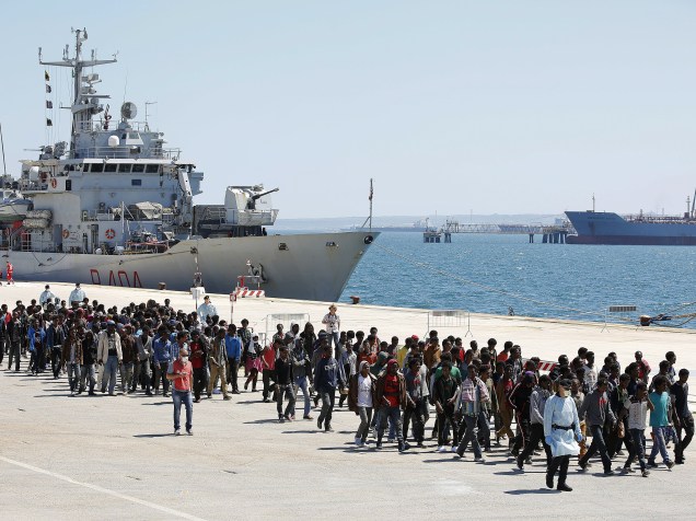 Imigrantes africanos desembarcam do navio Vega da Marinha italiana no porto de Augusta, na Sicília - 04/05/2015