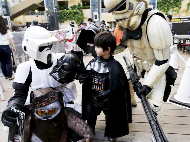 Japoneses se vestem com trajes de personagens da série "Star Wars" no chamado Dia de Star Wars, em Tóquio. Os fãs da saga celebram esta data por conta da famosa frase do filme "Que a Força esteja com você" - 04/05/2015