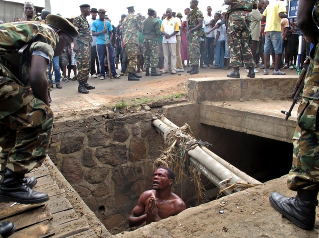 Homem implora por ajuda de militar para escapar de linchamento por multidão em Bujumbura, Burundi - 07/05/2015