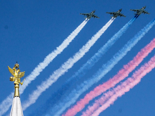 Aviões militares participam de um voo rasante durante último ensaio antes do desfile de comemoração ao Dia da Vitória na Rússia - 07/05/2015