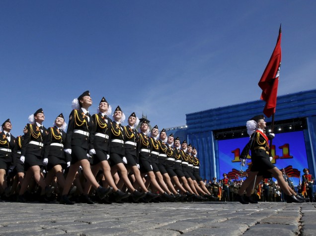 Oficiais russas marcham durante ensaio da parada do "Dia da vitória", celebração da vitória contra a Alemanha nazista na segunda guerra mundial, na Rússia - 07/05/2015