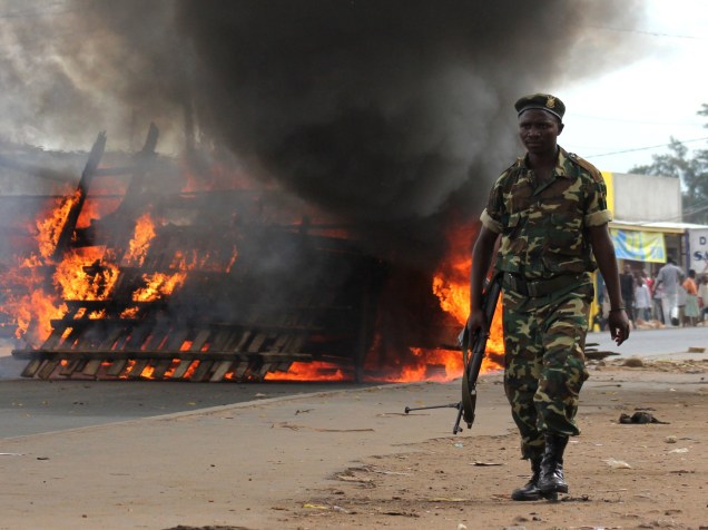 Soldado caminha em frente a uma barricada erguida por manifestantes contrários ao terceiro mandato de Pierre Nkurunziza, classificado pela oposição como uma violação à constituição, em Bujumbura, Burundi - 07/05/2015