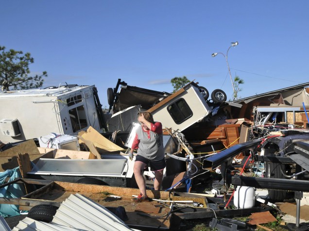 Mulher observa destroços de seu trailer, danificado pela série de tornados que atingiu o Oklahoma, Estados Unidos - 07/05/2015