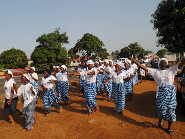 Mulheres de comunidade evangélica conhecidas como "guerreiras da reza" comemoram a declaração da OMS (Organização Mundial de Saúde) de que a epidemia de Ebola na Libéria chegou ao fim - 11/05/2015