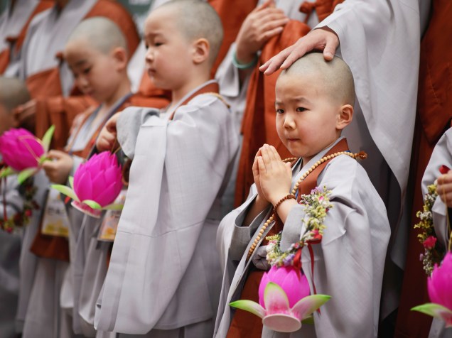 Meninos participam de cerimônia de boas-vindas em templo budista de Seul, na Coreia do Sul - 11/05/2015