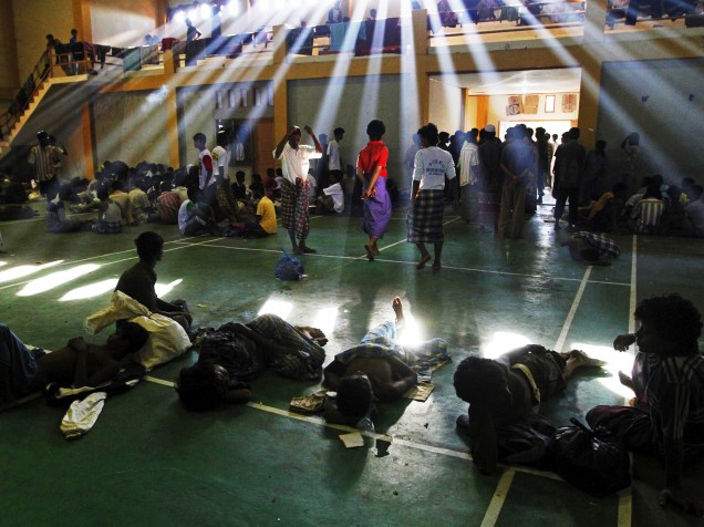 Imigrantes de Mianmar e Bangladesh aguardam atendimento em abrigo improvisado após serem resgatados nos últimos dois dias nas costas da Indonésia e Malásia - 11/05/2015