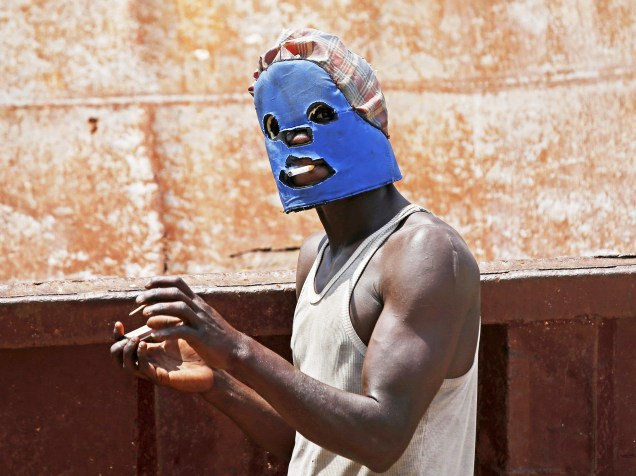 Em Bujumbura, Burundi, manifestante mascarado é fotografado durante protesto contra a candidatura do presidente Pierre Nkurunziza - 11/05/2015