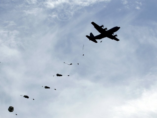Paraquedistas americanos saltam de avião marcando o início dos exercícios militares conjuntos dos Estados Unidos e Geórgia, em área de treinamento em Tbilisi, Geórgia - 11/05/2015
