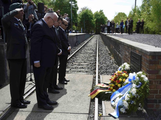 Reuven Rivlin, presidente de Israel, presta homenagem nos trilhos do Gleis 17, memorial em Berlin em uma plataforma da estação Grunewald, onde 50 mil judeus foram deportados para campos de concentração entre 1941 e 1945 - 11/05/2015