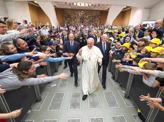 Papa Francisco chega para a audiência com crianças do grupo Fabbrica della Pace" no Vaticano - 11/05/2015