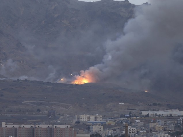Fumaça sobe de área atingida por ataque aéreo na capital do Iêmen, Sanaa - 11/05/2015