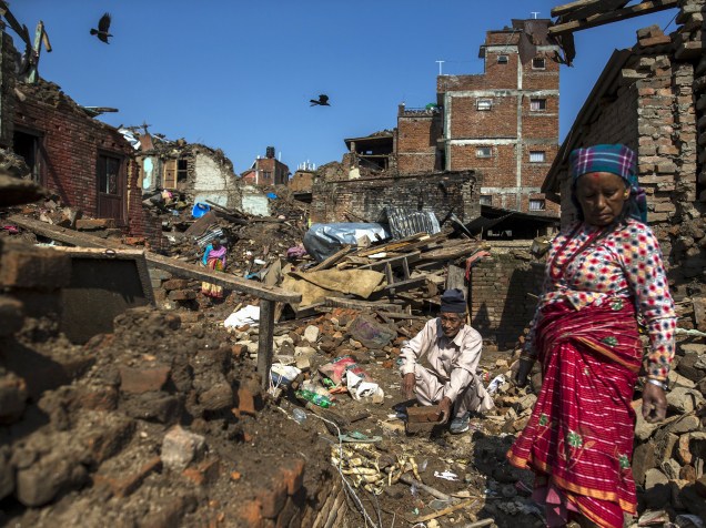 Moradores retiram destroços das ruínas de suas casas destruídas pelo terremoto em Katmandu, Nepal - 11/05/2015
