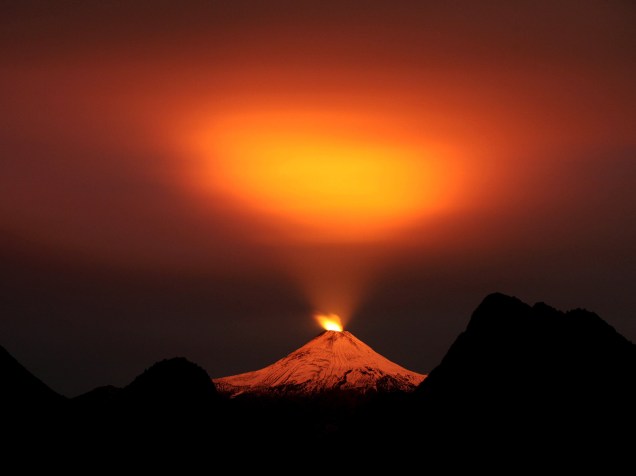 Foto tirada dia 10 de maio do vulcão Villarrica, visto da cidade de Pucón, Chile. O vulcão está entre um dos mais ativos da América do Sul