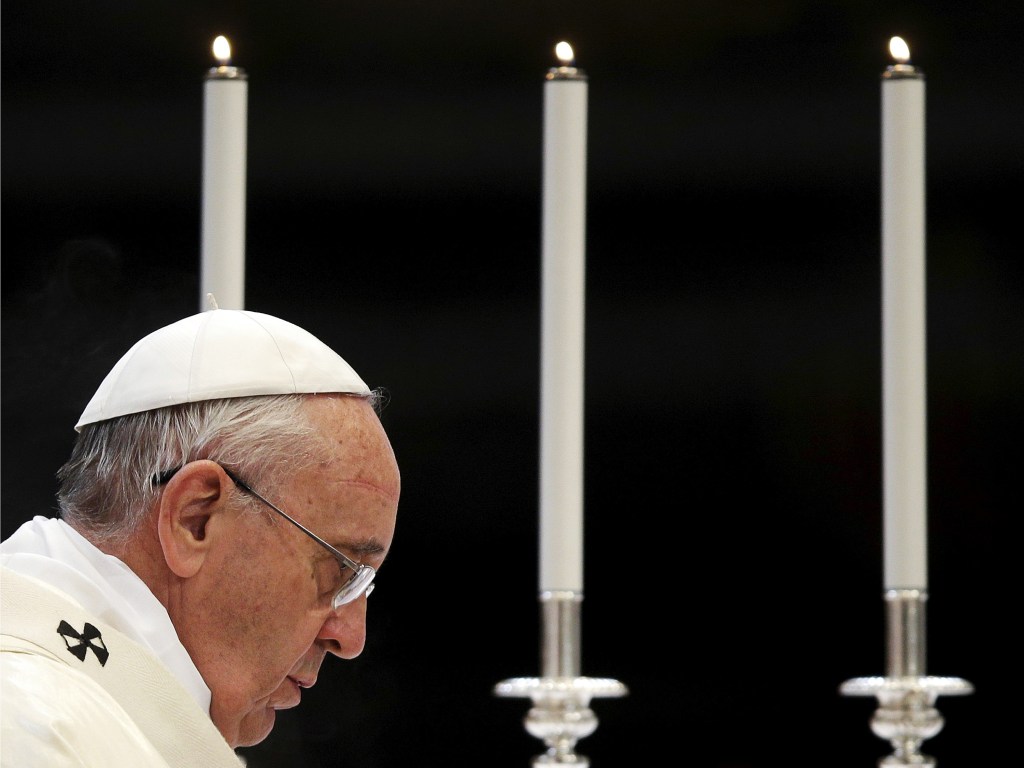 Papa Francisco chega para presidir uma missa especial para a abertura da Assembleia Geral da Caritas Internationalis na Basílica de São Pedro, no Vaticano - 12/05/2015