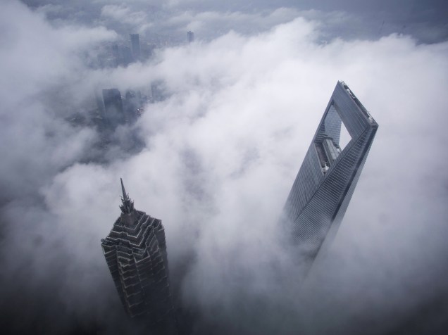 Arranhacéus Shanghai World Financial Center (à dir.) e Jin Mao Tower são vistos durante uma chuva pesada no distrito financeiro de Pudong em Xangai, na China - 15/05/2015