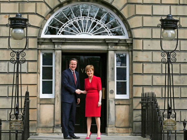 A primeira ministra da Escócia, Nicola Sturgeon, cumprimenta o primeiro ministro britânico David Cameron, em encontro em Edimburgo, Escócia - 15/05/2015