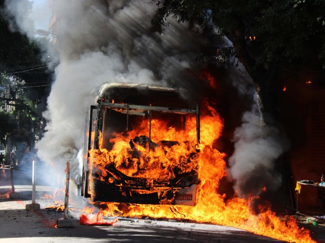 Ônibus é incendiado por manifestantes no Campo da Paz, no bairro Rio Comprido, na região central do Rio. De acordo com o comando do 4º BPM (São Cristóvão), o protesto teve início após um morador ser encontrado morto na comunidade - 15/05/2015