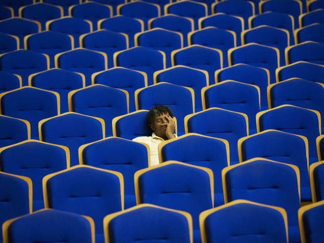Homem descansa durante ensaio da Orquestra de Minnesota, no Teatro Nacional em Havana, Cuba - 15/05/2015