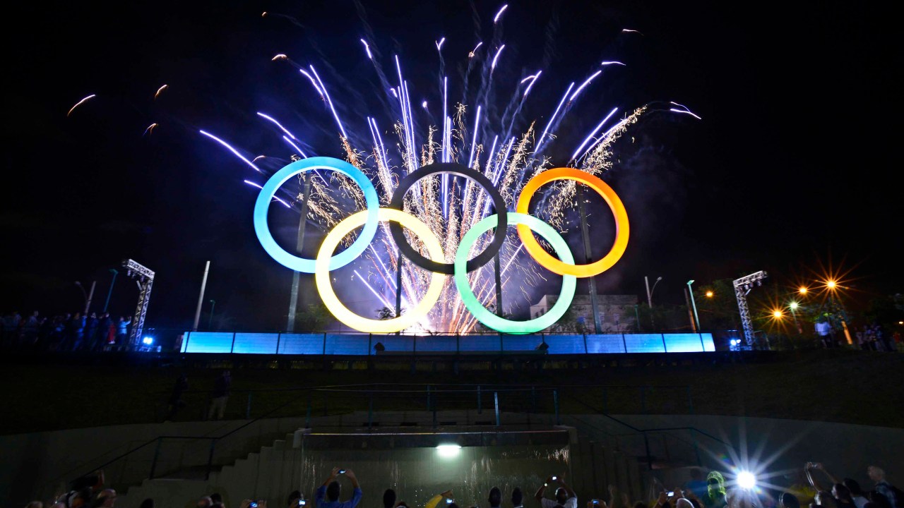 Imagem divulgada pela Prefeitura do Rio mostra a inauguração do monumento símbolo dos jogos olímpicos em Madureira, no subúrbio da cidade - 20/05/2015